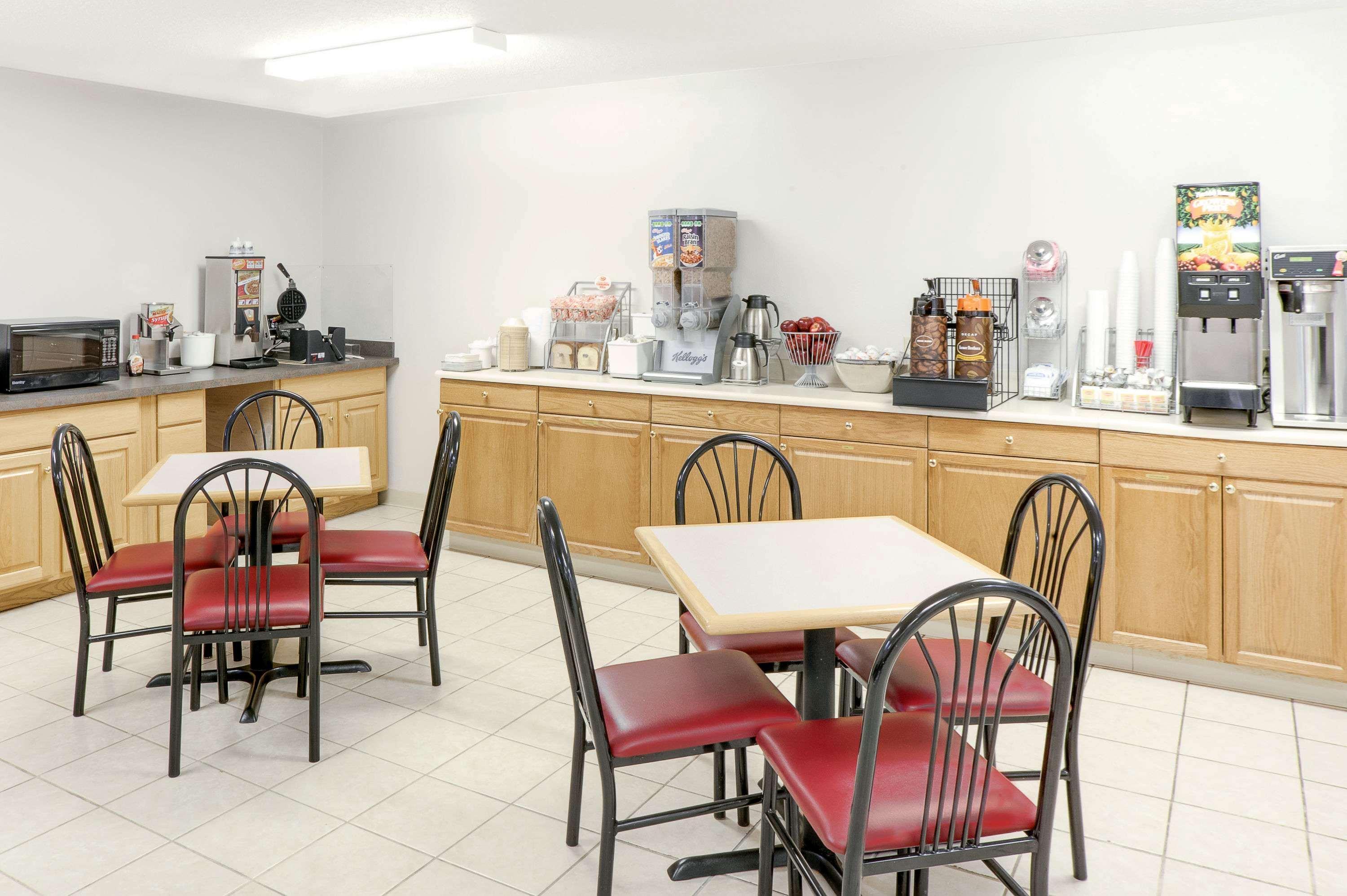 Super 8 By Wyndham Gas City Marion Area Buitenkant foto